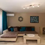 Niko\'S 2 Bedroom Central Apartment